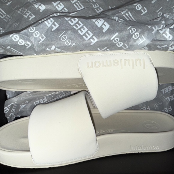 Lululemon Womens Restfeel Slides (US Size 8) in Light Ivory - Picture 7 of 9